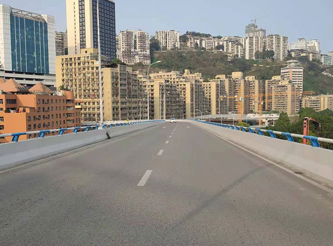 渝中区菜园坝立交桥、牛角沱高架桥内二桥及经纬大道防撞墙涂刷