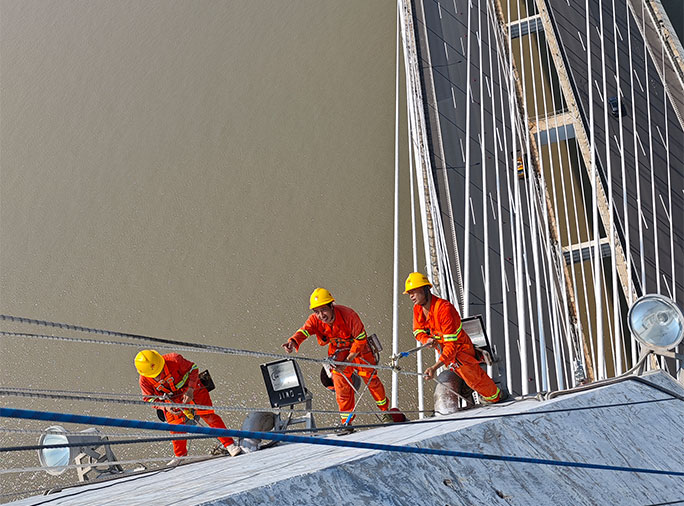 浙江嘉绍大桥主塔外表面缺陷修复及整体涂装